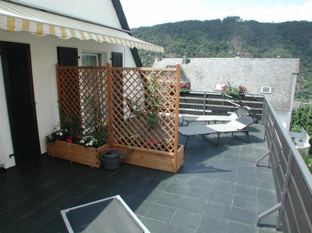 Haus Uebernachtenswert Cochem Mosel Exterior photo